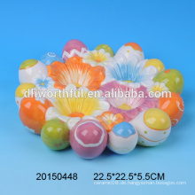 Fördernde bunte dekorative Eierstände, keramisches Eierbecher mit schöner Blumenmalerei